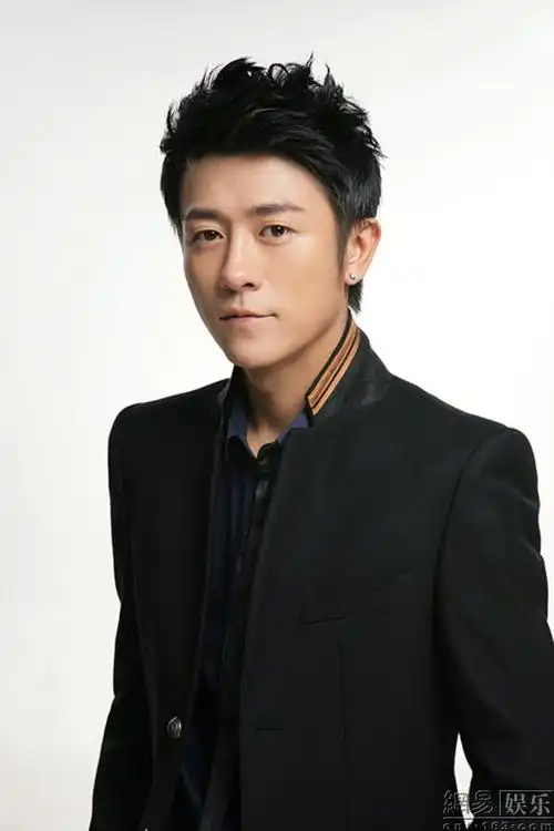 /p> p>2000年出演个人首部电视剧《 a target="_blank" href="/item