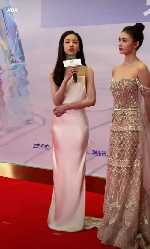 他们的身高差不多;年龄上,林允比陈都灵大;论发型和裙子的设计,林允