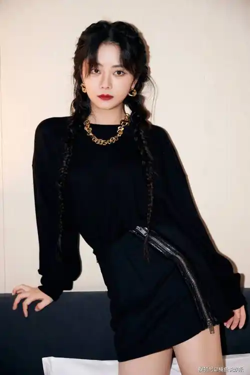 原创31岁谭松韵气质好美穿黑色上衣长腿抢镜编发造型可甜可盐