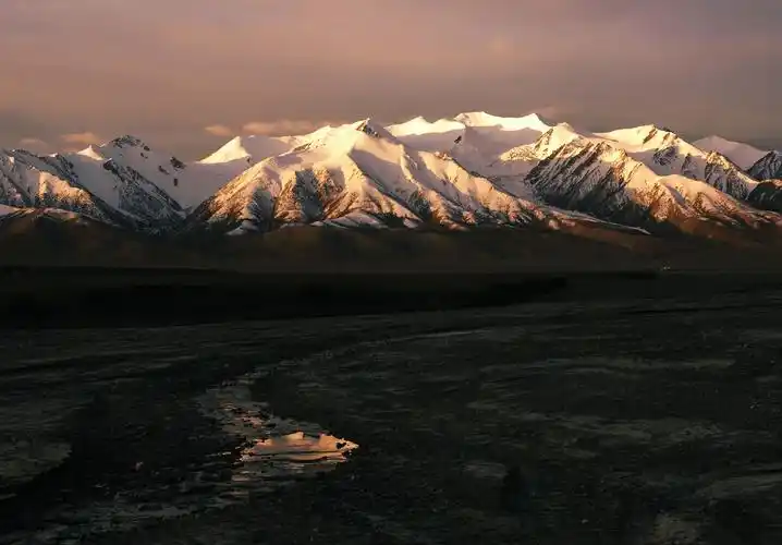 玉珠峰又称可可赛极门峰海拔6178米是昆仑山东段最高峰位于青海格尔木