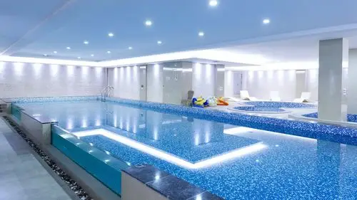 豪华室内游泳池