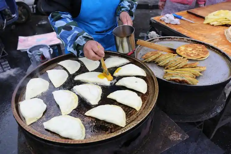 东北夫妻街头摆摊儿卖韭菜盒子生意火爆,月收入4万元,买房买车