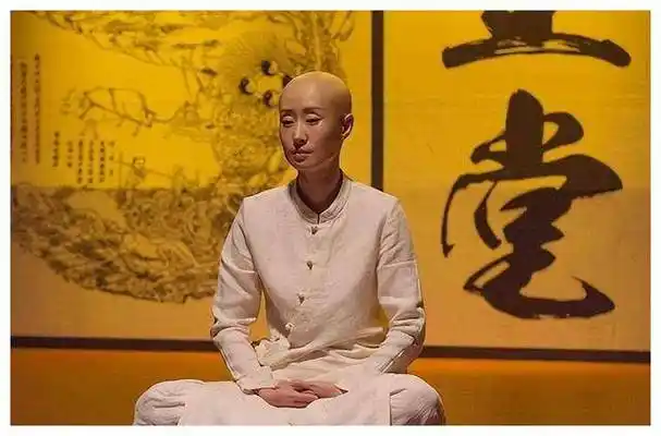 原创刘敏涛素衣光头惊艳亮相飒爽不羁无视他人目光