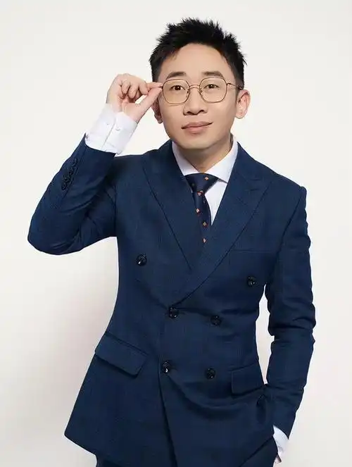 11月22日,杨迪在社交平台上与网友分享了自己的日常,在借完书回去的路