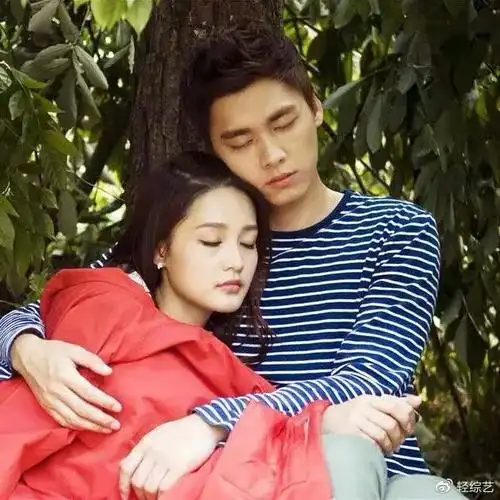 李易峰抱过的6位女星, 赵丽颖最养眼, 但更像情侣的却是最后一位