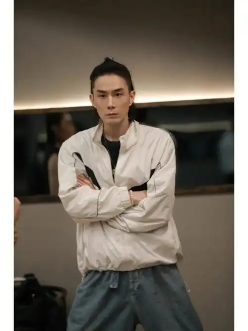 李承铉怎么什么风格都能够驾驭呀我就没见过他穿哪套衣服不好看的93