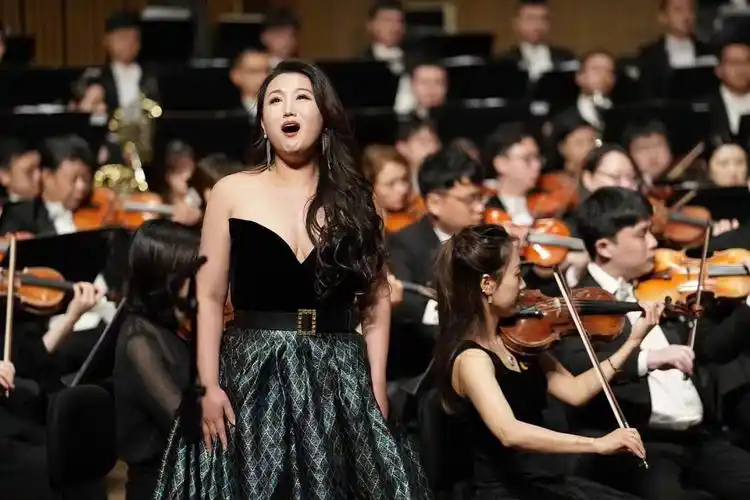 7815女高音歌唱家身着#susucouture  黑丝绒菱格礼服【coco】