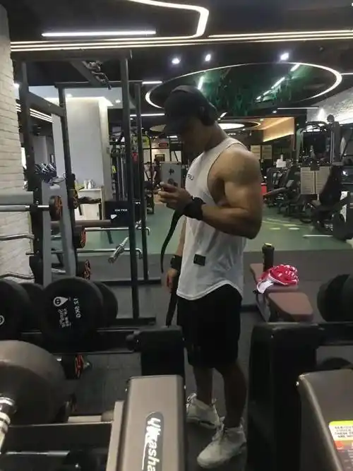 男生肩宽腰细是一种什么样的体验