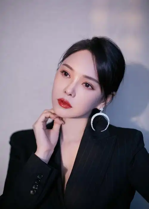 伊能静终于不"装嫩",穿黑色连体西装潇洒大气,52岁状态真少见