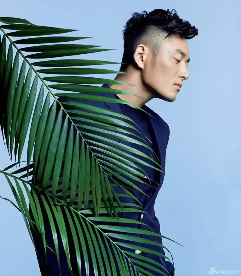 李东学写真突破形象 卷发造型变个性型男