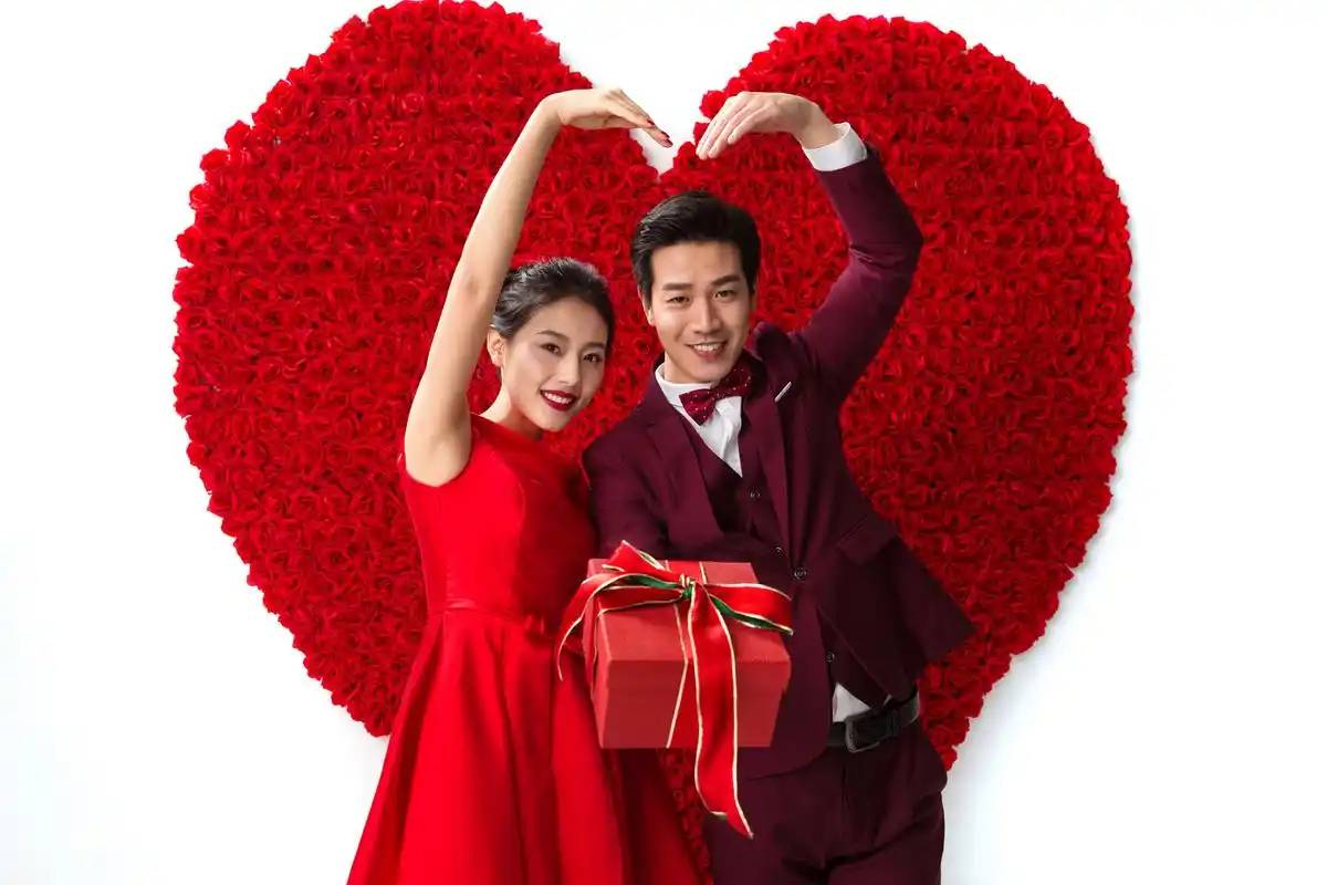 彼此扶持,相互包容 既需要爱的滋润,又需要责任的担当 两个人一起创造