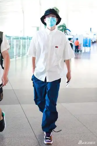 组图:刘昊然示范校园风穿搭 白衬衫渔夫帽满满夏日气息