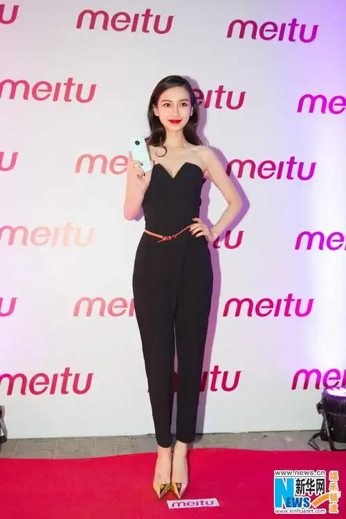 当晚,baby身着一袭抹胸黑色连体长裤,搭配金属色高跟鞋靓丽登场,帅气"