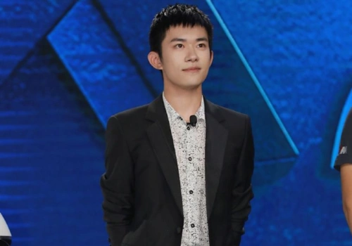 易烊千玺平头造型公开,剑眉星目帅气十足,看清大长腿后爱了