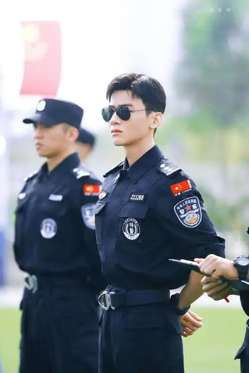 最近看了白敬亭的电视剧,觉得特警男朋友太帅了.