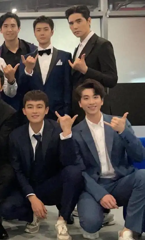 众男星大合影:张艺兴王一博出镜,李易峰携3位初代顶流同框