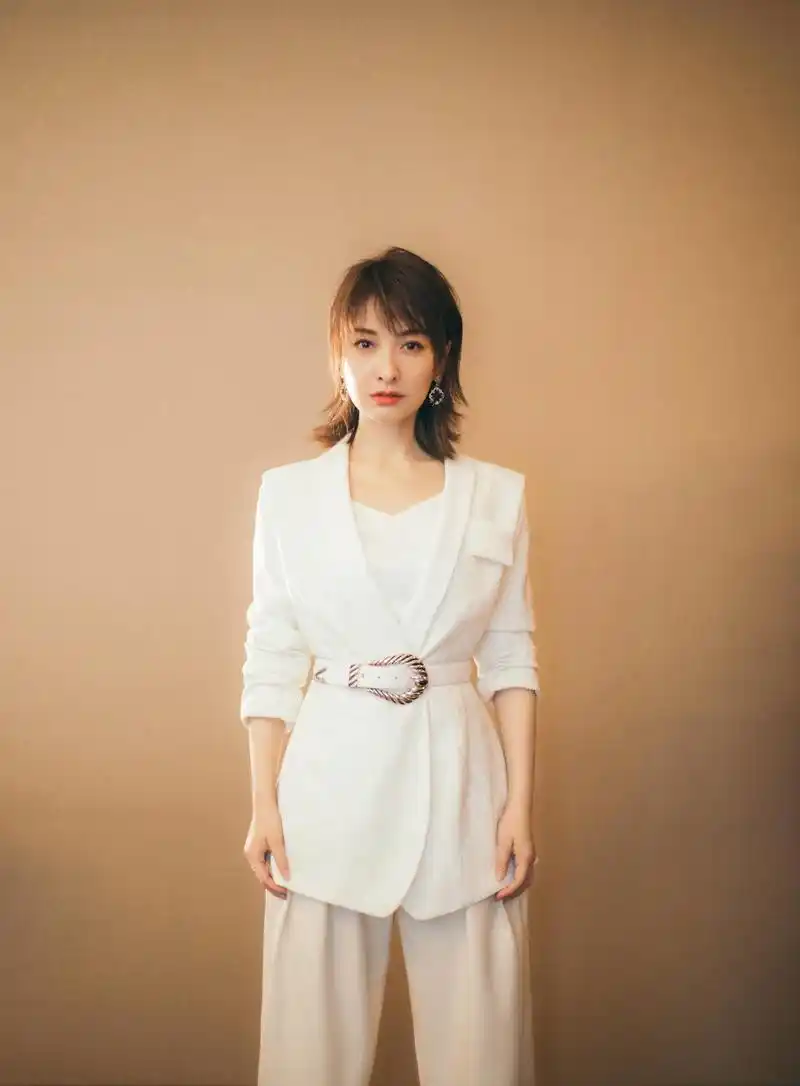 吴昕终于逆袭成功换发型美出新高度超短发配缎面衬衫低调优雅