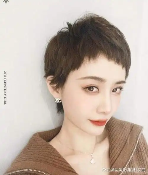 锯齿刘海搭配短发真的可爱又俏皮,"锯齿头"就是人们常说的"狗啃头"
