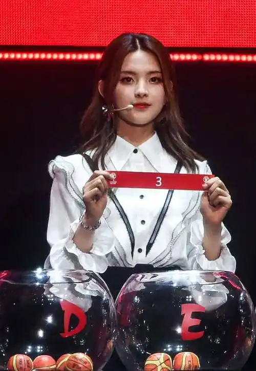 原创杨超越穿水手服的造型曝光杨超越预告给我等值得期待