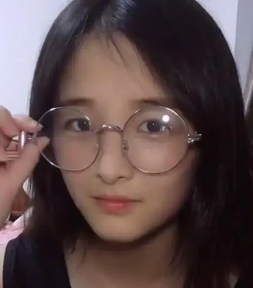 戴眼镜的小姐姐不自信,摘下后想恋爱了,怎么才算漂亮?
