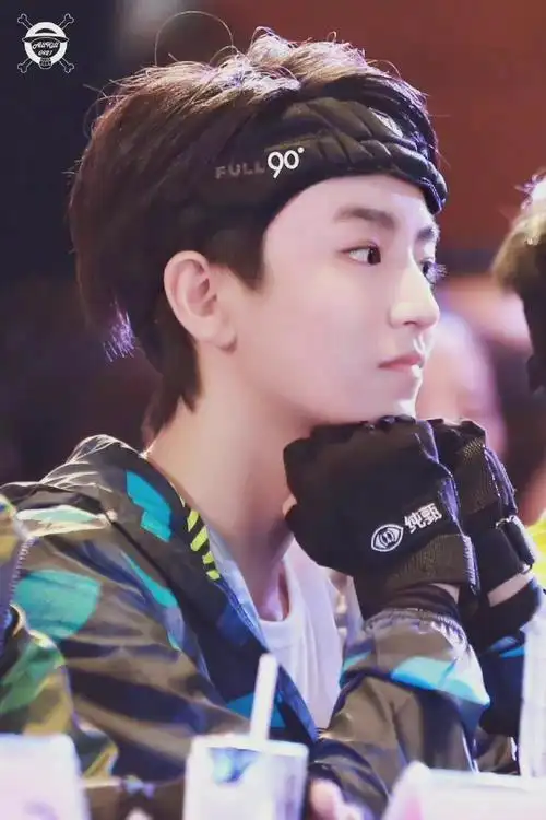 王俊凯小时候打篮球旧照