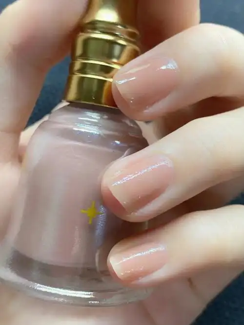 裸色指甲油谁涂谁温柔