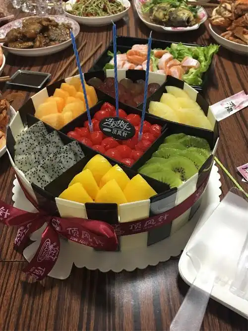 美味的生日蛋糕已经上桌了