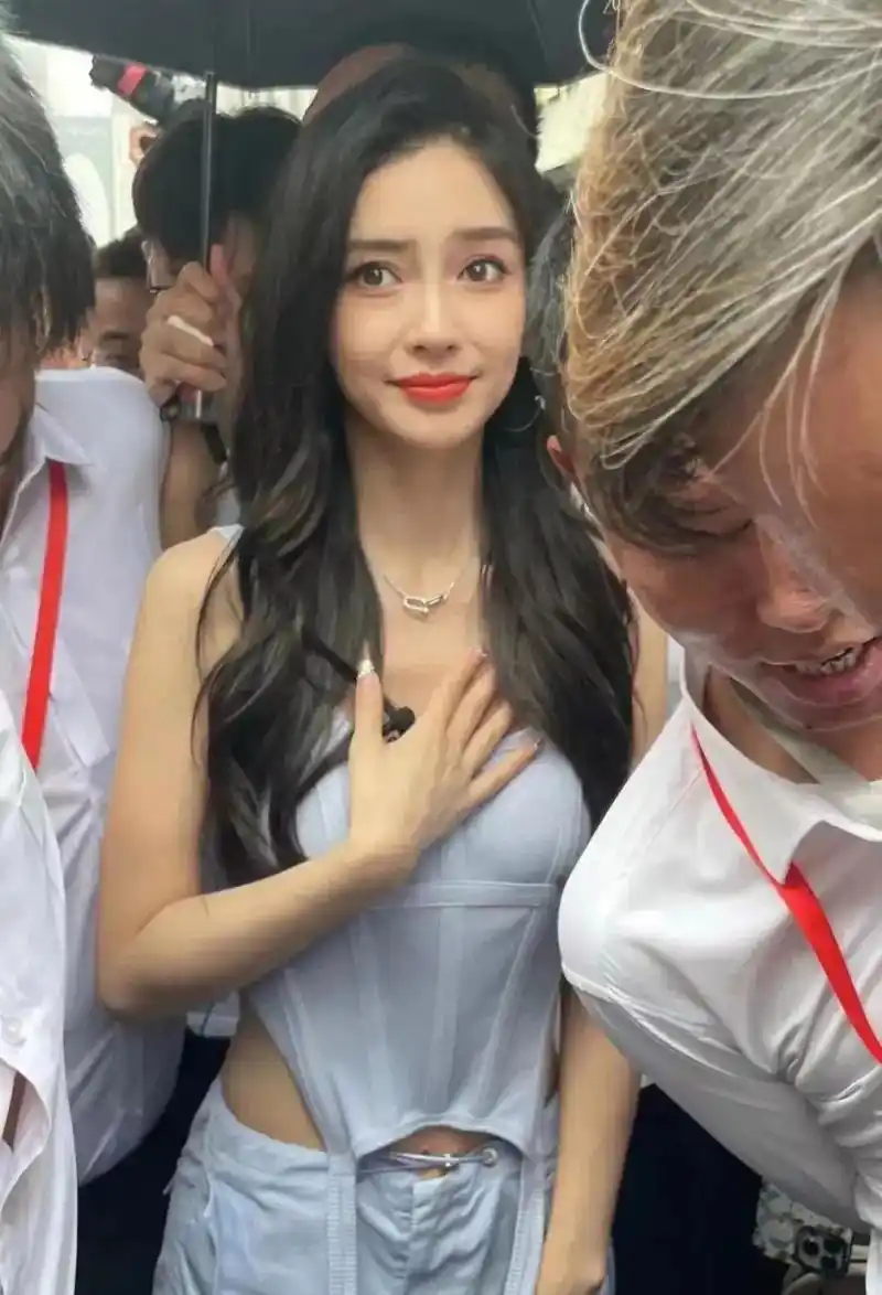 杨颖在温州被路人拍生图,试图用伞遮挡.