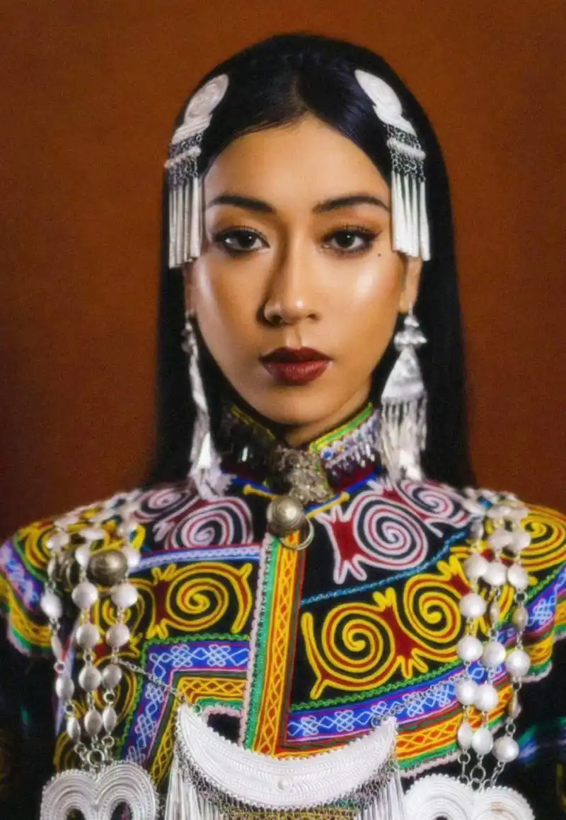 彝族吉克隽逸证件照,气质魅力瞬间满满!