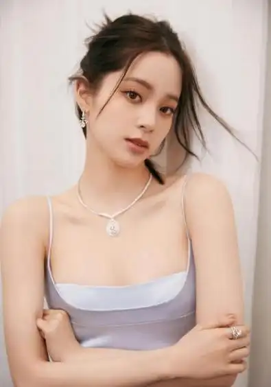 欧阳娜娜身着泳装大尺度照片现身热搜雪白酥胸一览无余