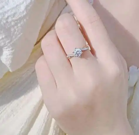 戒指可以戴中指吗(女生没对象却故意中指戴戒指)