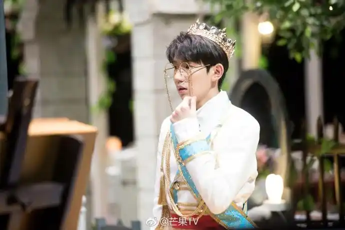 组图:王源穿王子装戴皇冠尽显贵族气质 低头思考展现完美侧颜杀_高清