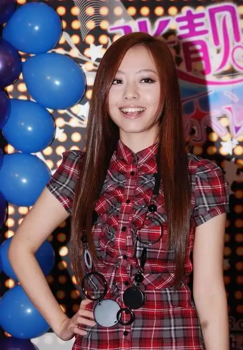 张靓颖惊艳写真:历年旧照集锦:出道15年气质大翻 颜值越来越高