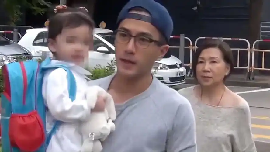 杨幂女儿小糯米近照曝光