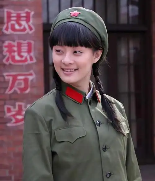 要说明星穿军装好看,得体,有精神,那一定要数孙俪了.