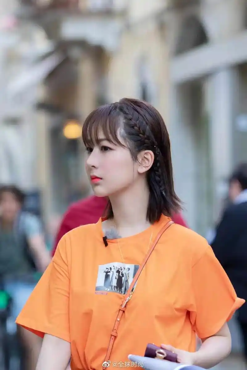 杨紫中餐厅发型,空气刘海,侧编辫显得甜美可爱;扎马尾辫搭空气刘海,戴