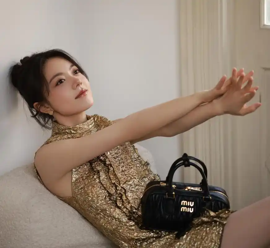 赵今麦金色新中式短裙尽显优雅气质