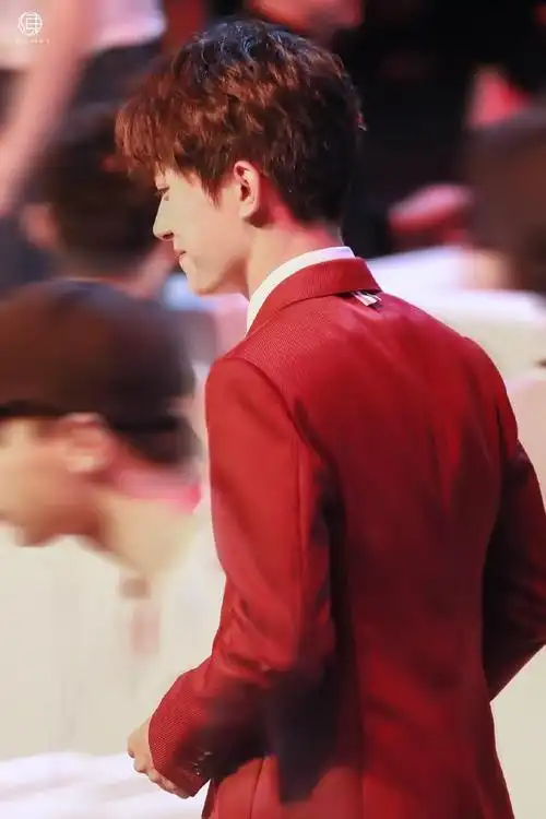 易烊千玺侧颜杀合集 高贵冷艳气质非凡