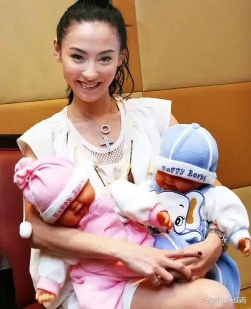 张柏芝月子餐照片曝光四胎性别引猜测谢霆锋带走儿子引发关注