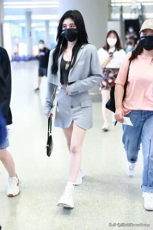 2021年6月14日,鞠婧祎机场街拍.