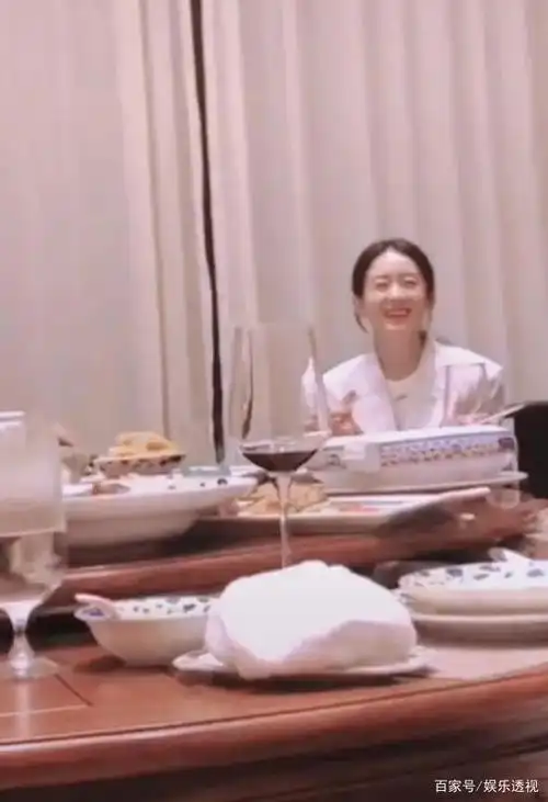 赵丽颖素颜啃鸡爪,与导演郑晓龙吃饭气氛好,不顾忌形象吃相带感