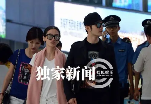 angelababy素颜牵手黄晓明回京 毫不忌讳秀恩爱