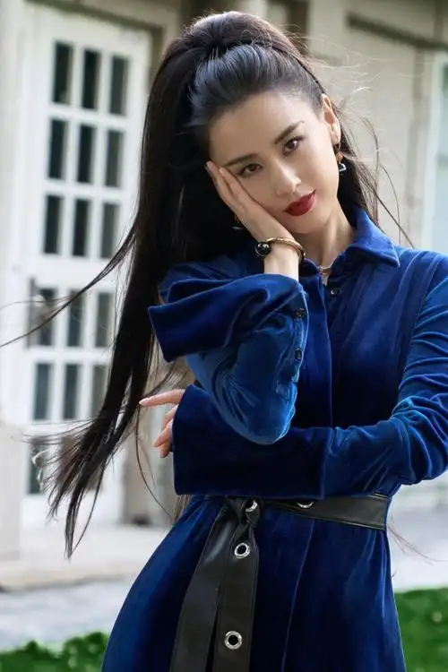 黄圣依出席上海时装周,佩戴的珠宝很吸睛-腾讯新闻