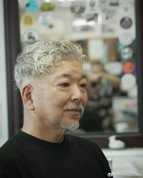 55 岁以上男士,剪两侧铲短发型,焕发动人魅力