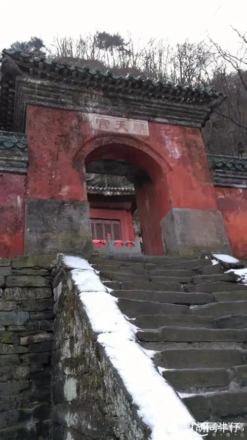 金顶景区,位于天柱峰周围,是武当山的精华所在,由黄龙洞,朝天宫,一二