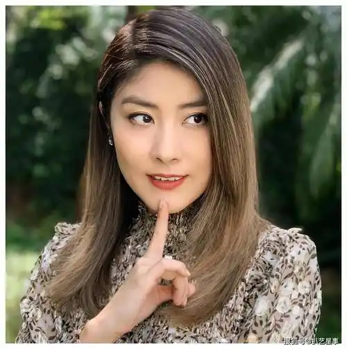 出道25年零绯闻,陈慧琳或许后台深藏不露