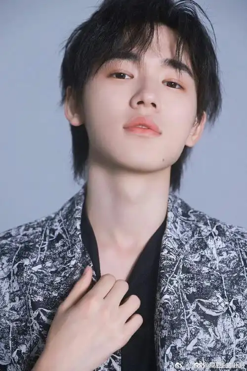 宋亚轩超话#宋亚轩侧脸vs正脸#宋亚轩真的360度无死角的帅,侧颜,正脸