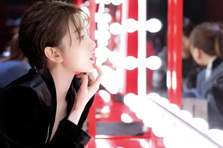 陈小纭黄俊捷受邀出席活动利落干练清爽帅气