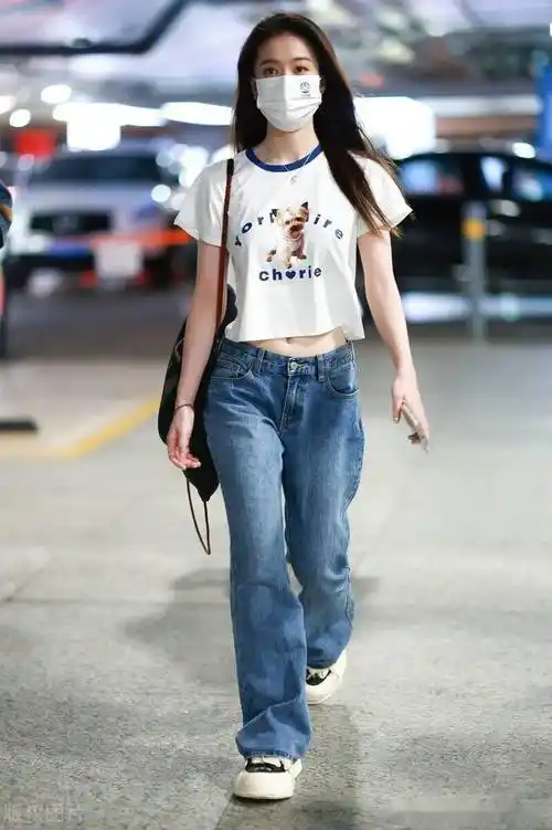 街拍:张雪迎白色卡通露脐t恤 阔腿牛仔裤休闲时髦_teo_厚底_机场