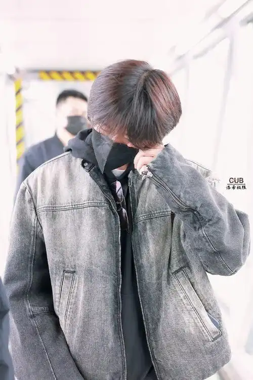易烊千玺机场图#  易烊千玺重庆出发路透9615  牛仔外套搭配黑色